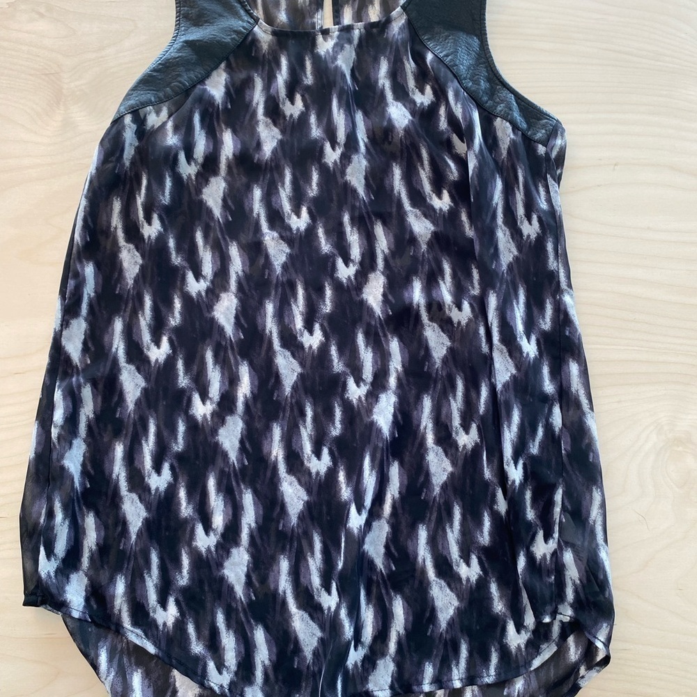 Studio Y Sleeveless Sheer Blouse size Large (BH)